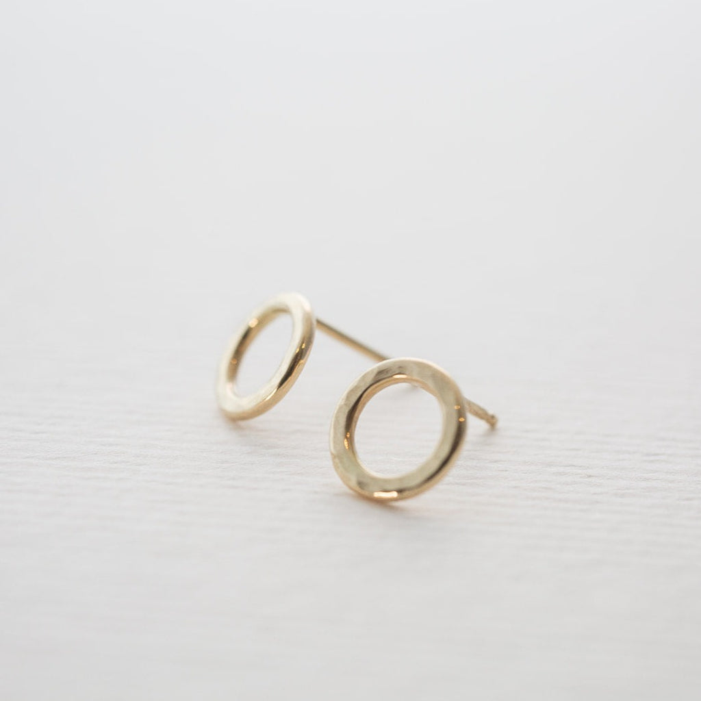 FRIEDA Jewelry 14k solid gold water circle stud earrings with a hammered finish in size mini